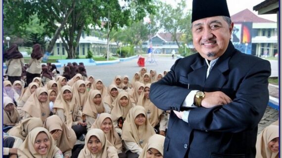 Kyai Syukri Zarkasyi Pimpinan Pondok Modern Gontor